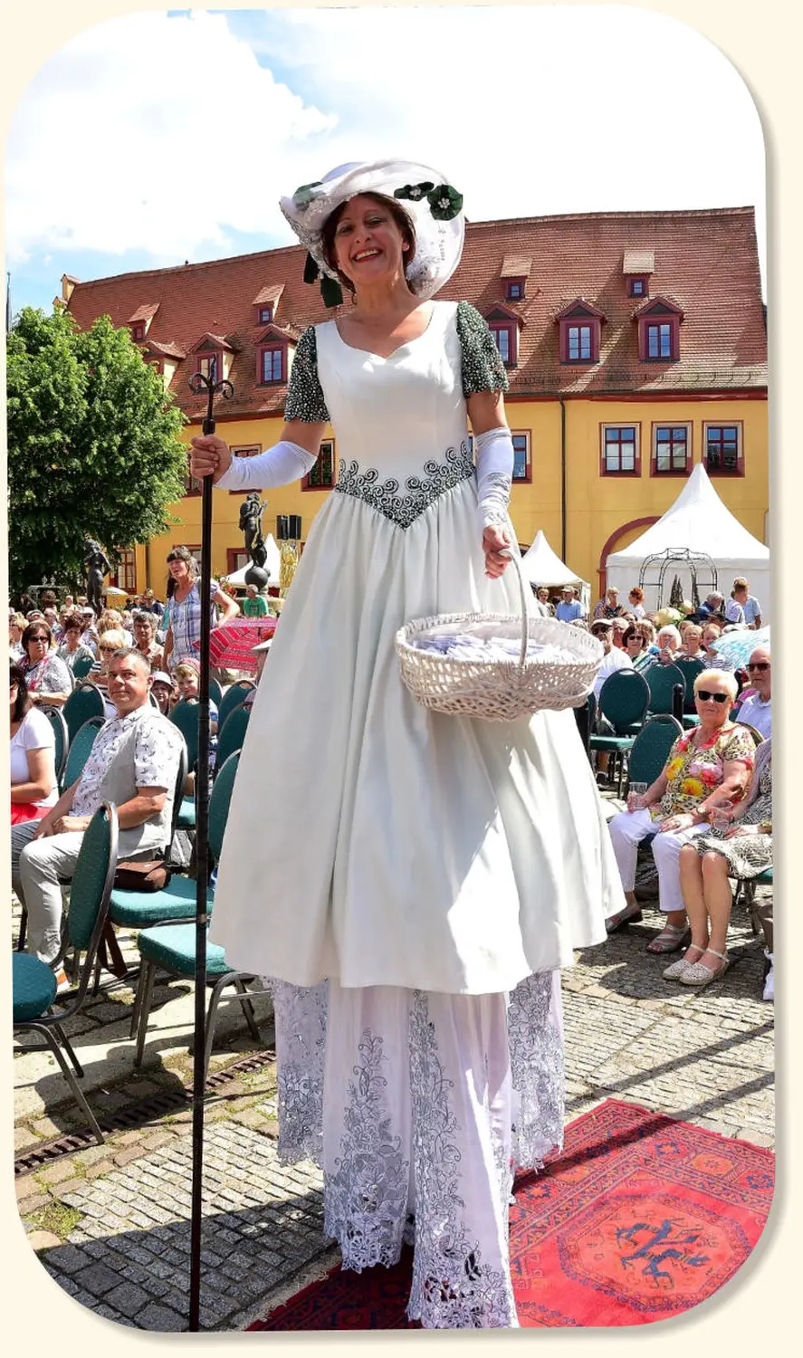 Moments Veranstaltungsagentur -  Stelzenläuferin im weißen Kleid