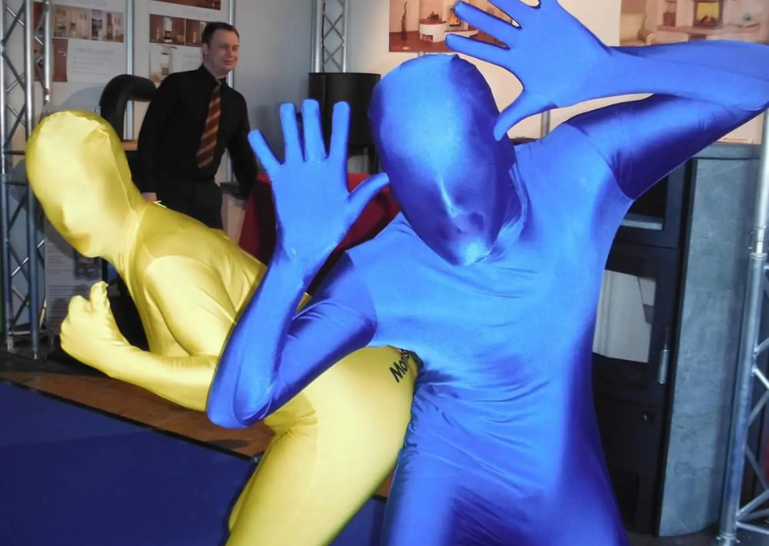 Moments Veranstaltungsagentur - Person im blauen Ganzkörperanzug posiert