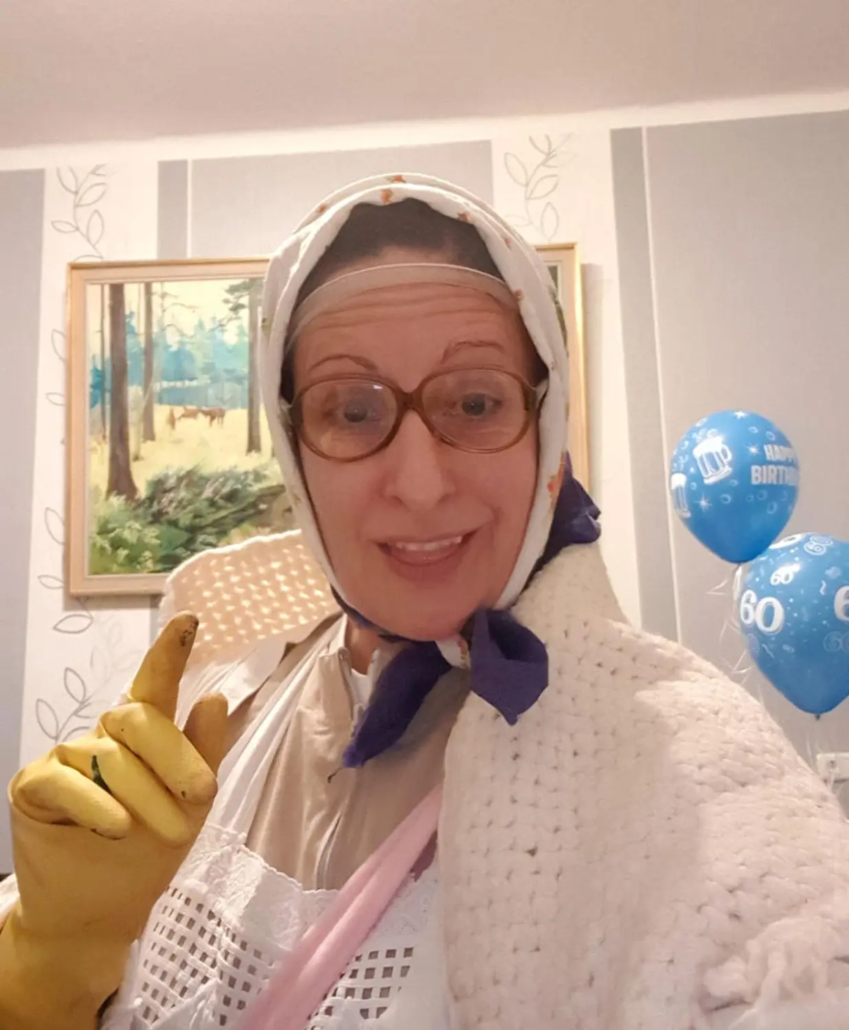 Moments Veranstaltungsagentur -  Putzfrau Brunhilde mit Kopftuch und Gummihandschuhen