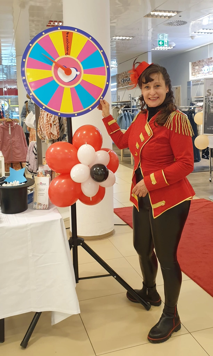 Moments Veranstaltungsagentur -  Glücksrad mit Luftballondeko im Geschäft